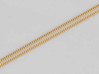 un collier à chaîne en or 18 carats muni d'un fermoir