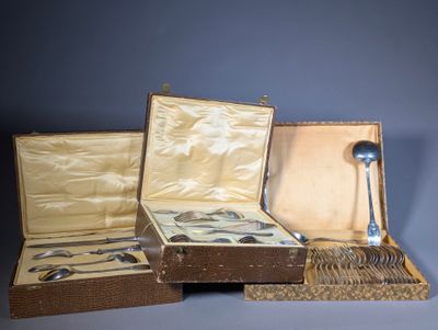 trois bagages posés sur une table