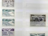 cinq types différents de timbres exposés dans une vitrine