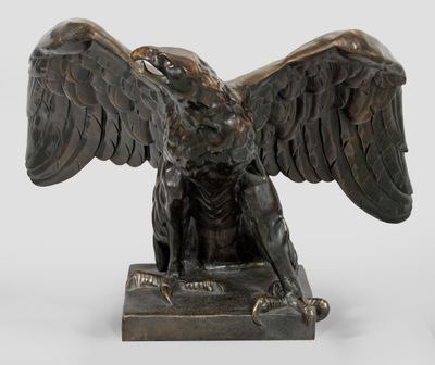 statue d'un aigle sur un socle, les ailes déployées