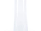 un vase en verre transparent avec un couvercle noir sur fond blanc