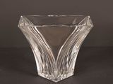 vase en verre transparent avec un motif ondulé sur fond noir