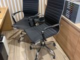 deux chaises de bureau noires dans un coin de la pièce