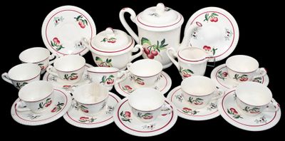 SERVICE A THE en faïence à décor émaillé de cerises… - Photo 1