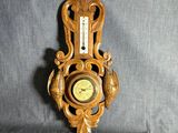 une horloge accrochée au mur
