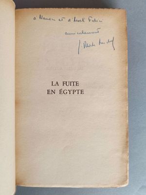 un livre ouvert avec une écriture dessus, posé sur une table