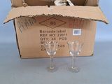 deux verres à vin vides dans une boîte posée sur la table