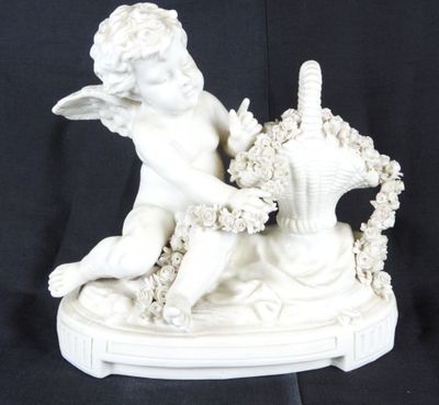 une figurine blanche représentant un garçon avec un panier de fleurs
