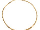 un collier en or sur fond blanc