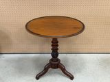 une petite table avec un plateau en bois posée sur un piètement