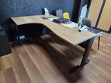 un bureau avec une chaise et un ordinateur portable dessus