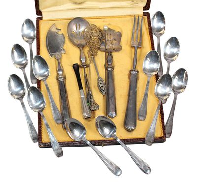 une boîte contenant tout un tas de cuillères en argent