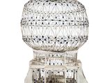 une image représentant une cage à oiseaux avec un oiseau à l'intérieur
