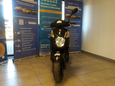 un motocycle garé à l'intérieur d'un bâtiment