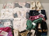 un tas de vêtements et de chaussures posés sur une table
