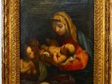 une image représentant un tableau où l'on voit une femme tenant un bébé et un ours en peluche
