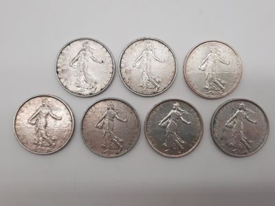 six types de pièces différents sont présentés sur une surface blanche