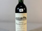une bouteille de vin posée sur une table