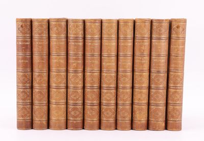 un ensemble de six vieux livres superposés