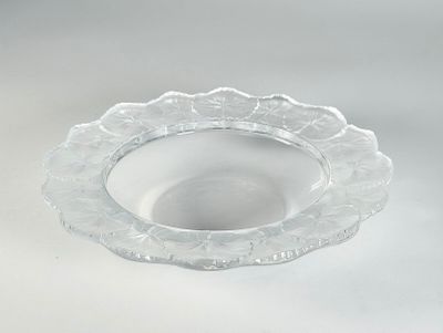 une assiette en verre transparent ornée d'un motif floral