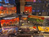 vitrine de jeux Warhammer exposés dans une vitrine en verre
