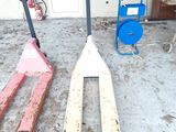 trois skis posés par terre