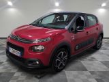 La Citroën rouge est garée dans une grande pièce