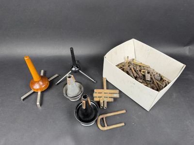 une boîte d'outils posée sur une table