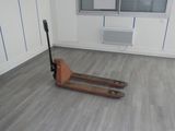 une palette en bois au milieu d'une pièce dotée d'une fenêtre