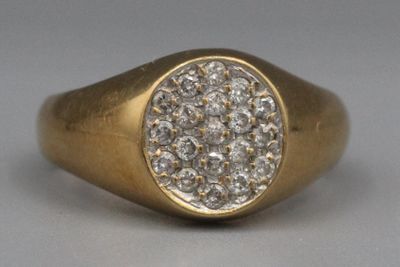 une image représentant une bague en or sertie d'un groupe de diamants