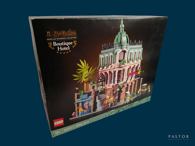 une boîte contenant un bâtiment construit avec des Lego