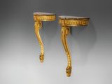 une paire de consoles de style Louis II en bois de gilp et marbre