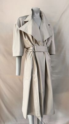 une photo d'un mannequin portant un trench-coat beige