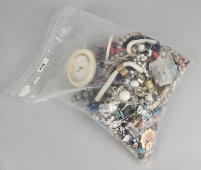 un sac rempli de bijoux assortis sur une table