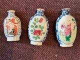 trois petits vases sont alignés sur une surface marron