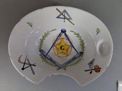 une image représentant un bol sur lequel est peint un symbole maçonnique