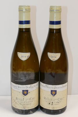 deux bouteilles de vin posées l'une à côté de l'autre sur une table