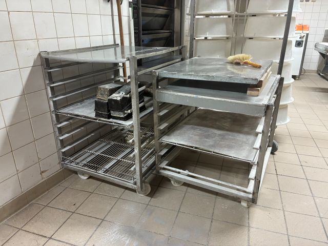 Deux échelles formant plan de travail de fabrication artisanale. ...