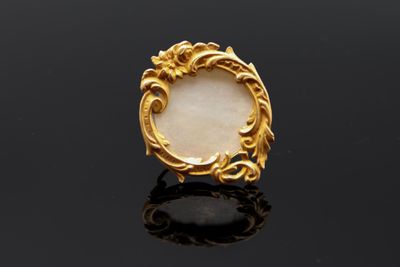 une image d'une bague en or avec une pierre blanche au centre