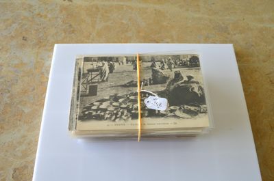 une liasse de billets posée sur une table