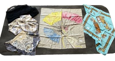1 foulard en soie NINA RICCI « plumes d’autruches », dim : +…