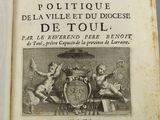 un vieux livre ouvert sur une page bleue
