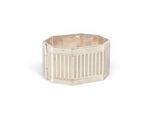 une image représentant une bague en argent sur fond blanc