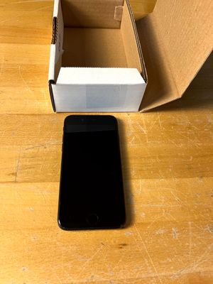 une boîte avec un téléphone à l'intérieur sur une table
