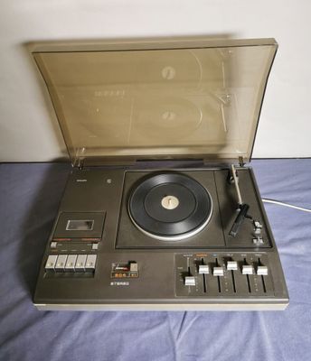 un tourne-disque posé sur une platine