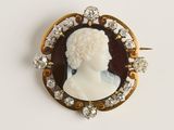 l'image du profil d'une femme sur une broche