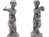 paire de figurines anciennes en bronze représentant un garçon avec une batte de baseball