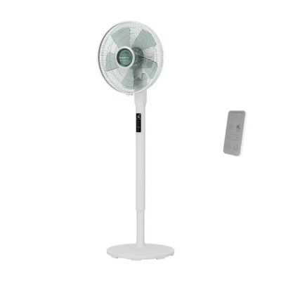 une photo d'un ventilateur sur pied blanc équipé d'une télécommande
