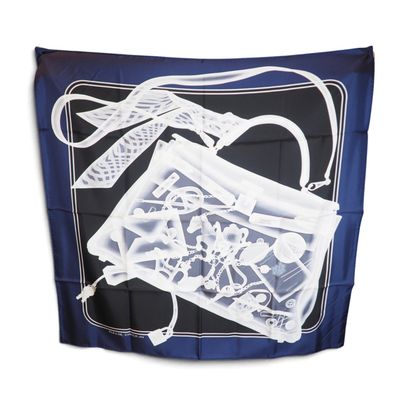 écharpe bleue et blanche ornée d'un sac à main en os