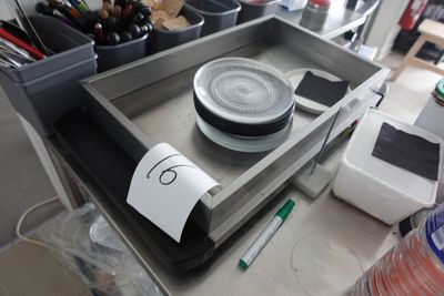 un plateau en métal sur lequel est posée une assiette, posé sur une table